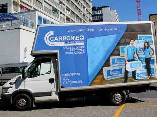 Camion de déménagement en plein chargement à Sion